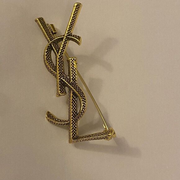 Classic Brooch - Picture 3 of 8